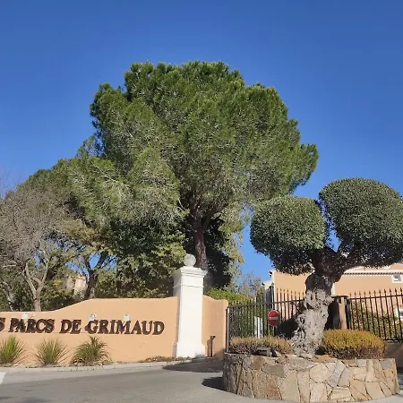 Escapade Ensoleillee Aux Parcs De شقة